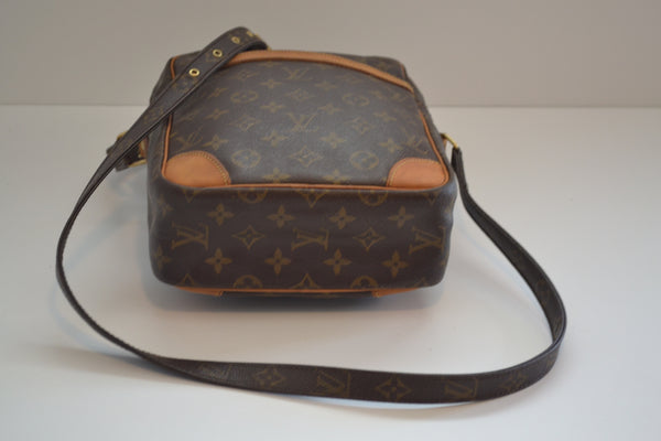 Authentic Louis Vuitton Monogram Danube MM Shoulder Crossbody Messenger Bag Handbag (SALE - 80% OFF)